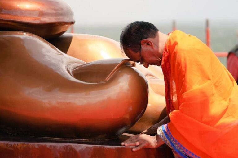 जगद्गुरु के चरणों में नमन।