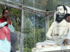 मुख्यमंत्री श्री विष्णुदेव साय ने बाबा गुरु घासीदास की प्रतिमा पर माल्यार्पण किया