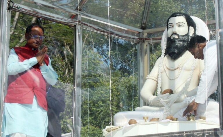 मुख्यमंत्री श्री विष्णुदेव साय ने बाबा गुरु घासीदास की प्रतिमा पर माल्यार्पण किया