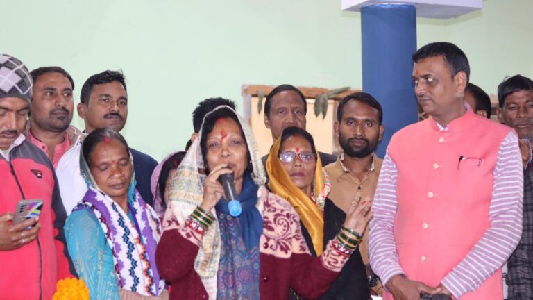 मुख्यमंत्री की धर्मपत्नी के बगिया गांव पहुंचने पर भव्य स्वागत फूटे फटाके, जमकर की गई आतिशबाजी घर पहुंचते ही सासू मां का आशीर्वाद लेकर गले लगाया