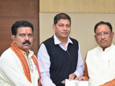 मुख्यमंत्री श्री विष्णु देव साय ने मुख्य सचिव को क्रियान्वयन हेतु ‘घोषणा पत्र’ सौंपा