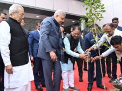 उप राष्ट्रपति श्री जगदीप धनखड़, राज्यपाल श्री विश्वभूषण हरिचंदन और मुख्यमंत्री श्री विष्णु देव साय ने विश्वविद्यालय परिसर में मौल श्री का पौधा रोपण किया
