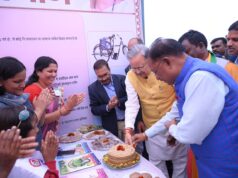 बच्चों के हाथों में केक देखकर मुख्यमंत्री ने पूछा किसका जन्मदिन है, बच्चों का जवाब सुनकर उन्होंने खुद काटा केक