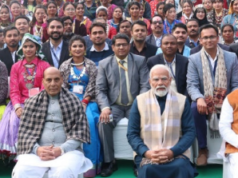 छत्तीसगढ़ की झांकी ‘बस्तर की आदिम जनसंसद : मुरिया दरबार‘ में शामिल लोक-कलाकारों ने प्रधानमंत्री श्री नरेन्द्र मोदी से की मुलाकात