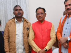 जब लड़खड़ाती आवाज़ में जवान नरेंद्र ने बयां की शौर्य की दास्तान, सुनकर भावुक हुए मुख्यमंत्री, दी एक लाख रुपये की त्वरित आर्थिक सहायता