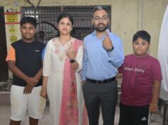 अतिरिक्त मुख्य निर्वाचन पदाधिकारी श्री नीलेश क्षीरसागर ने अपनी धर्मपत्नी के साथ किया मतदान