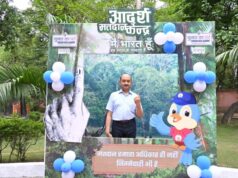 अधिकारियों ने किया अपने मताधिकार का प्रयोग