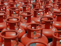 एलपीजी सिलेंडरों के दाम में फिर हुई कटौती, लगातार तीसरे महीने ग्राहकों को फायदा