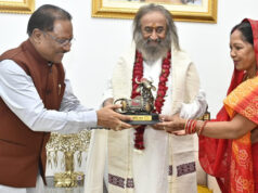 मुख्यमंत्री श्री विष्णुदेव साय ने आध्यात्मिक गुरु श्री श्री रविशंकर से लिया आशीर्वाद