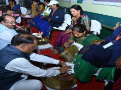 रायपुर : मुख्यमंत्री ने पैर पखारकर दिया सम्मान, भावुक हुईं स्वच्छता दीदियां – ‘जीवन में पहली बार इतना गर्व महसूस हुआ’