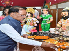 रायपुर : मुख्यमंत्री विष्णुदेव साय शहीद विनोद सिंह कौशिक मेधावी छात्र अभिनंदन समारोह में शामिल, मेधावी छात्रों का बढ़ाया उत्साह