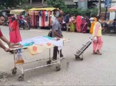 सड़क पर ऑक्सीजन लगे स्ट्रेचर से गुजरा मरीज, स्वास्थ्य मंत्री ने अधिकारियों को लगाई फटकार