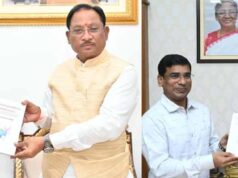 IPS डॉ. संतोष की पुस्तक का विमोचन: संयुक्त राष्ट्र के शांति प्रयासों पर आधारित रचना सीएम साय व डॉ. रमन सिंह को भेंट