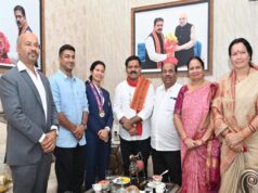 रायपुर : उपमुख्यमंत्री विजय शर्मा मिले वर्ल्ड कप विजेता भारतीय महिला क्रिकेट टीम की फिजियोथेरेपिस्ट आकांक्षा सत्यवंशी से, दी शुभकामनाएं