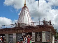 मां शारदा मंदिर में चोरी: 2kg चांदी के छत्र और सोने के नथ गायब, पुजारी पर शक