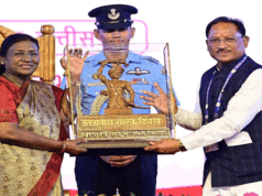 जनजातीय गौरव दिवस समारोह का ऐतिहासिक क्षण : मुख्यमंत्री श्री विष्णु देव साय ने राष्ट्रपति श्रीमती द्रौपदी मुर्मु को भेंट की धरती आबा भगवान बिरसा मुंडा की बस्तर आर्ट प्रतिमा