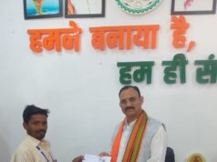 स्वास्थ्य मंत्री श्याम बिहारी जायसवाल को बीएलओ ने सौंपा ईएफ फॉर्म…