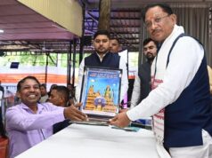 जनदर्शन में अद्भुत दृश्य—भिलाई के अंकुश देवांगन ने मुख्यमंत्री को भेंट की संगमरमर पर बनी प्रधानमंत्री नरेंद्र मोदी की सूक्ष्म प्रतिमा…