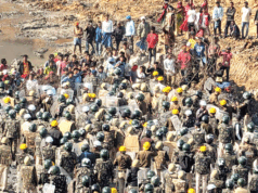 अंबिकापुर में पुलिस और ग्रामीणों के बीच हिंसक झड़प, 40 पुलिसकर्मी घायल, आंसू गैस के गोले छोड़े