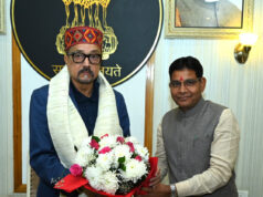 राज्यपाल रमेन डेका से उच्च शिक्षा मंत्री टंकराम वर्मा ने सौजन्य भेंट की….