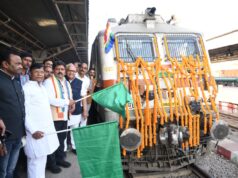 उपमुख्यमंत्री विजय शर्मा ने ‘मूकमाटी एक्सप्रेस’ को हरी झंडी दिखाकर किया रवाना…..