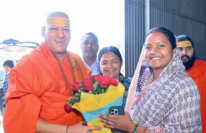 श्रीमती लक्ष्मी राजवाड़े ने निरंजनी पीठाधीश्वर स्वामी कैलाशानंद गिरी जी महाराज से लिया आशीर्वाद….