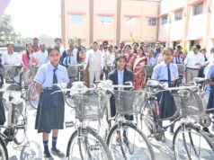 उद्योग मंत्री लखन लाल देवांगन ने छात्राओं को बांटी साइकिल, बोले: खूब पढ़े-खूब बढ़े….