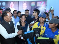 मुख्यमंत्री विष्णु देव साय ने इचकेला की बालिका क्रिकेट खिलाड़ियों को किया सम्मानित: क्रिकेट किट प्रदान कर बढ़ाया उत्साह….