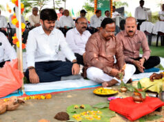 कृषि मंत्री नेताम ने मिट्टी एवं बीजों की पूजा की और ट्रैक्टर चलाकर बीजों की बुआई की…..