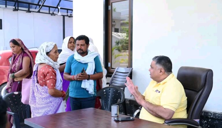जनदर्शन में मंत्री राजेश अग्रवाल ने सुनीं जनसमस्याएं, त्वरित निराकरण के दिए निर्देश….