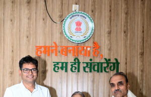 बस्तर में चिकित्सा की अलख जगाने वाले पद्मश्री डॉ. गोडबोले दंपति का वित्त मंत्री ओपी चौधरी ने किया आत्मीय अभिनंदन