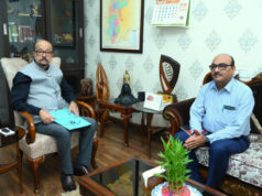 ’राज्यपाल रमेन डेका से मुख्य सचिव विकास शील ने सौजन्य भेंट की’…..