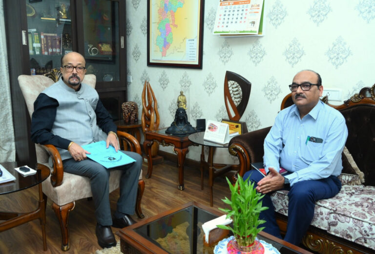 ’राज्यपाल रमेन डेका से मुख्य सचिव विकास शील ने सौजन्य भेंट की’…..