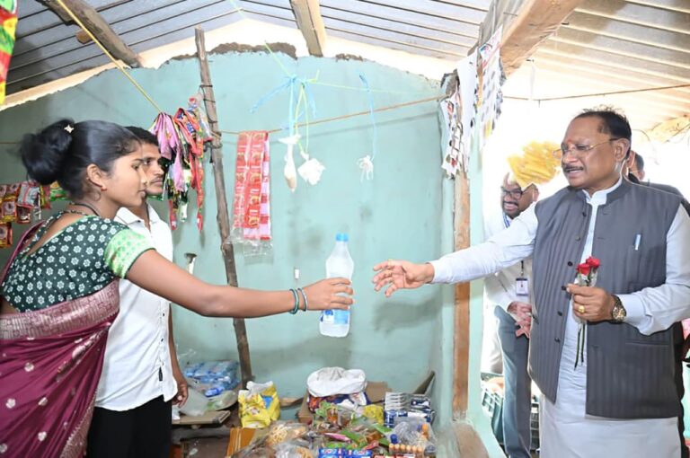 ’जब मुख्यमंत्री रुके एक छोटी-सी किराना दुकान पर… और सामने थी बदलाव की बड़ी कहानी’, मुख्यमंत्री विष्णु देव साय ने पानी की बोतल खरीदकर बढ़ाया हौसला, कहा- यही है नए बीजापुर की तस्वीर……
