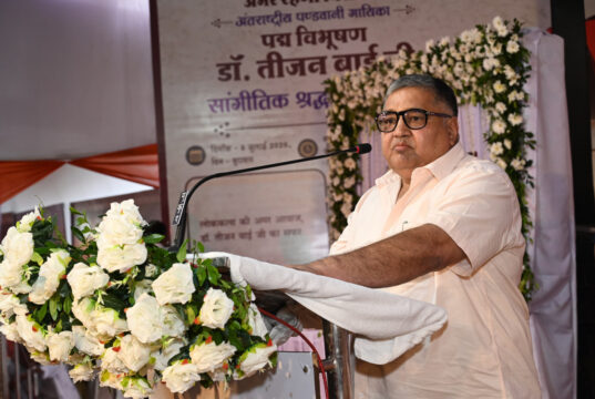 पद्मश्री और राज्य अलंकरण से सम्मानित कलाकारों, साहित्यकारों तथा संस्कृति जगत की विभूतियों ने मुक्तकाश मंच से पद्मविभूषण डॉ. तीजन बाई दी भावभीनी श्रद्धांजलि….