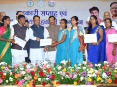मुख्यमंत्री विष्णुदेव साय ने जशपुर के वन धन विकास केंद्र पंचक्की की महिला स्व-सहायता समूह को किया सम्मानित…..