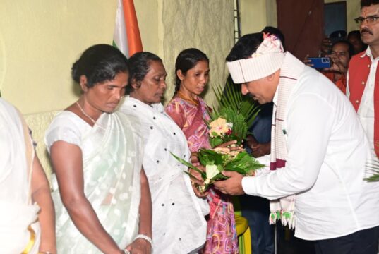 झीरम पहुंच उप मुख्यमंत्री विजय शर्मा ने शहीदों को दी श्रद्धांजलि, शहीदों की स्मृति में किया पौधारोपण, कहा- बस्तर अब खुली और आजाद हवा में सांस ले रहा है…..