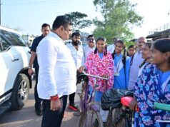शिक्षा मंत्री गजेन्द्र यादव स्कूल से घर लौट रहे स्कूली बच्चों के बीच पहुंचकर सहज संवाद में जानी पढ़ाई और स्कूल की जरूरतें….